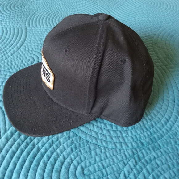 VANS Off The Wall Snap Back Black Hat Cap Embroidered Tan Logo - Picture 9 of 9